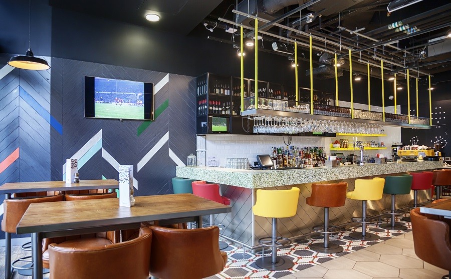 how-can-commercial-audio-visual-installations-improve-your-bar